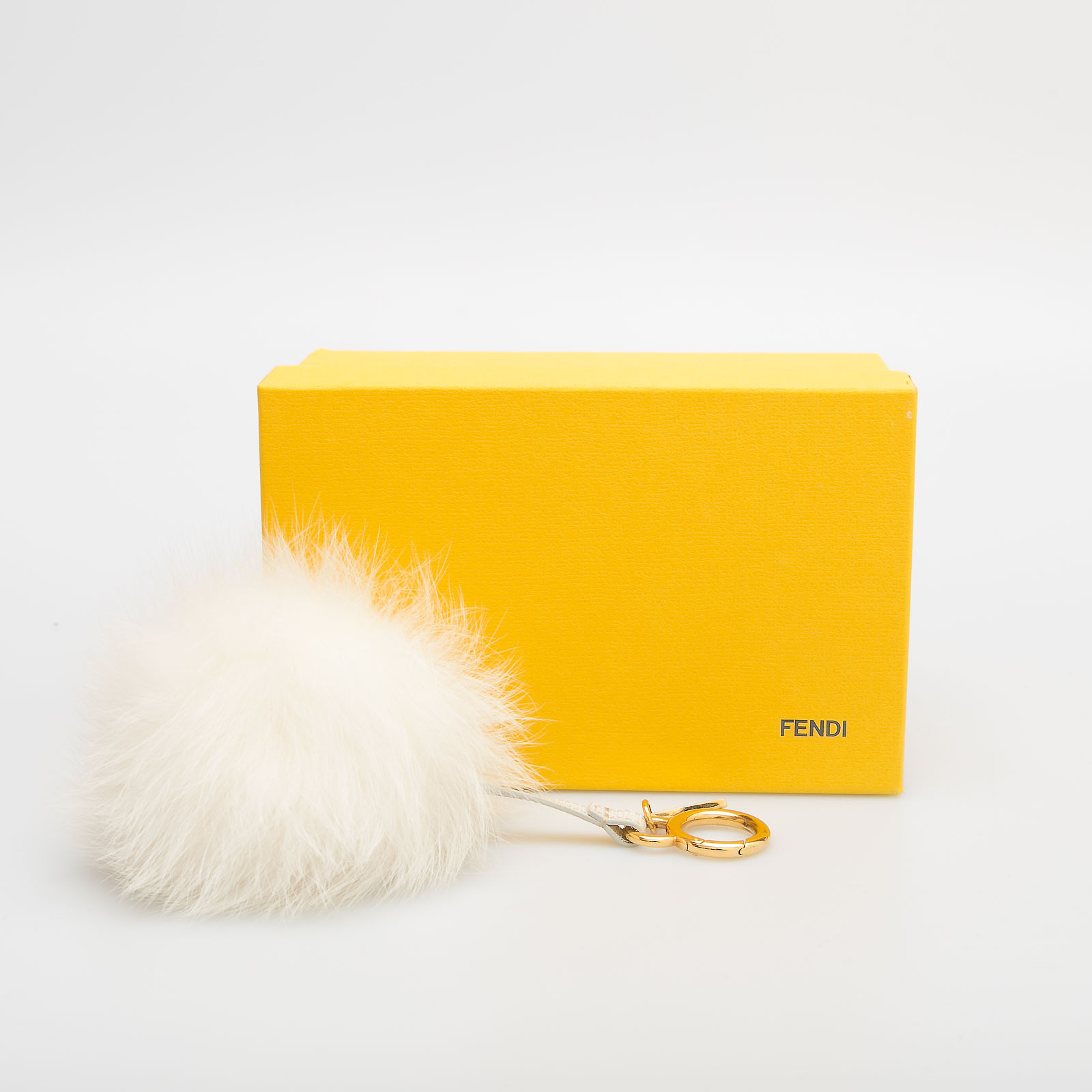 Брелок белого цвета Fendi - фото из каталога магазина брендовой одежды Second Friend Store Брелок Fendi - купить оригинал в секонд-хенде SFS - 2