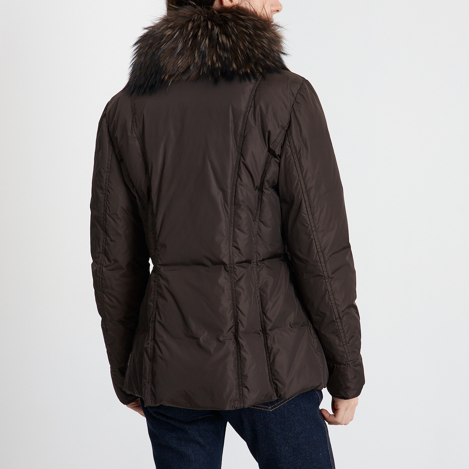 Пуховик коричневого цвета Moncler - фото из каталога магазина брендовой одежды Second Friend Store Пуховик Moncler - купить оригинал в секонд-хенде SFS - 3