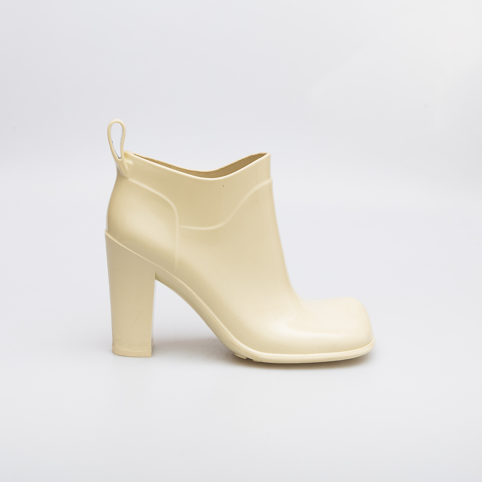 Ботильоны  белого цвета Bottega Veneta - фото из каталога магазина брендовой одежды Second Friend Store Ботильоны Bottega Veneta - купить оригинал в секонд-хенде SFS - 1