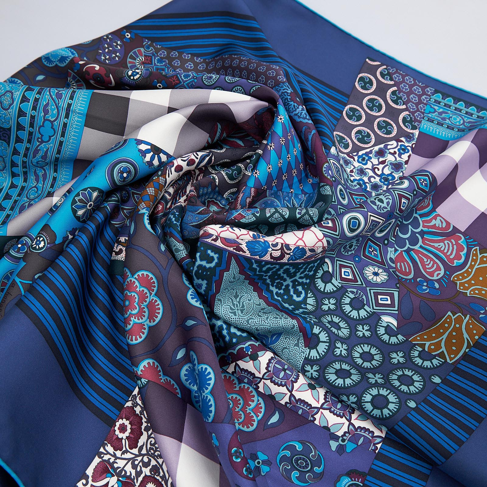 Платок синего цвета Hermes - фото из каталога магазина брендовой одежды Second Friend Store Платок Hermes - купить оригинал в секонд-хенде SFS - 4