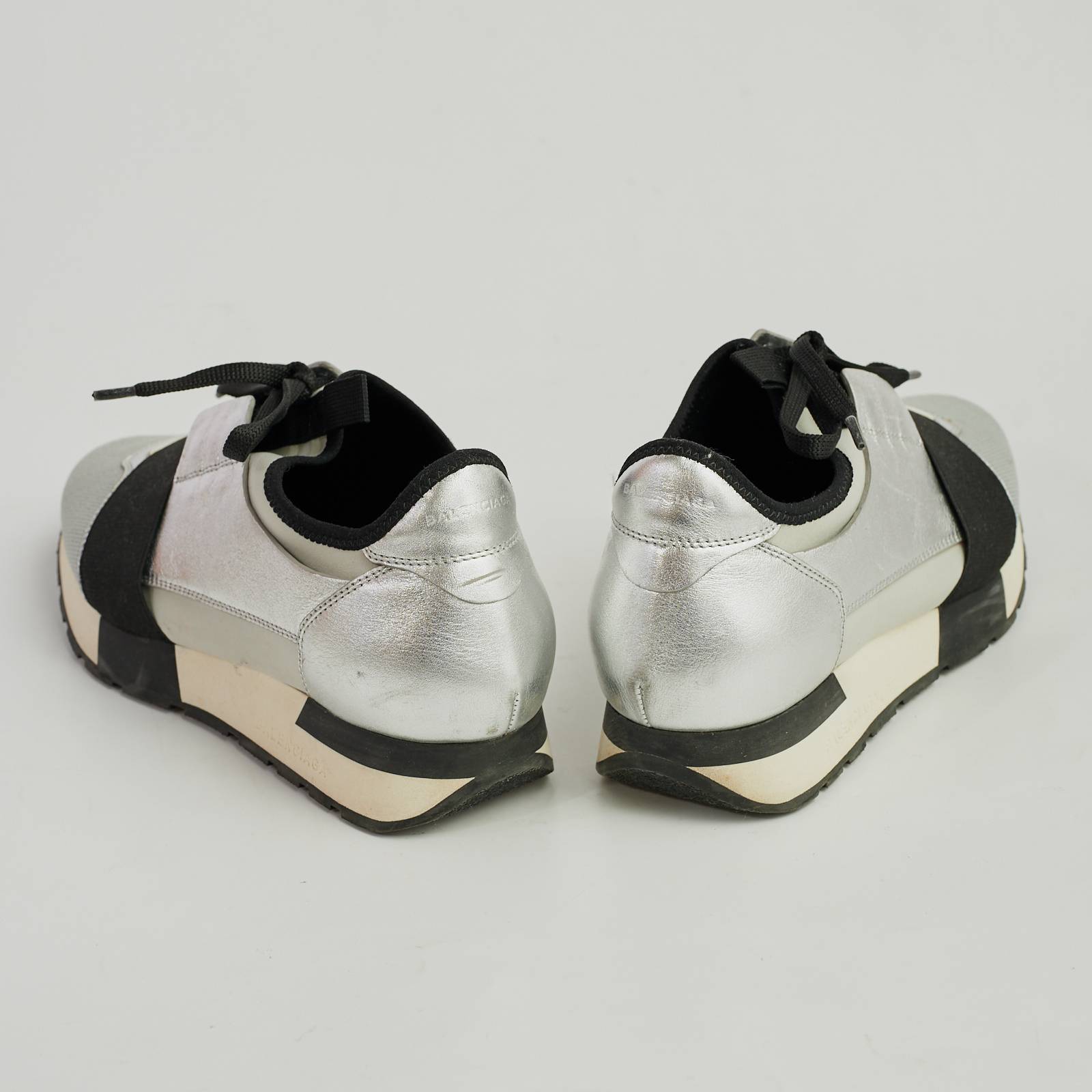 Кроссовки серебряного цвета Balenciaga - фото из каталога магазина брендовой одежды Second Friend Store Кроссовки Balenciaga - купить оригинал в секонд-хенде SFS - 3