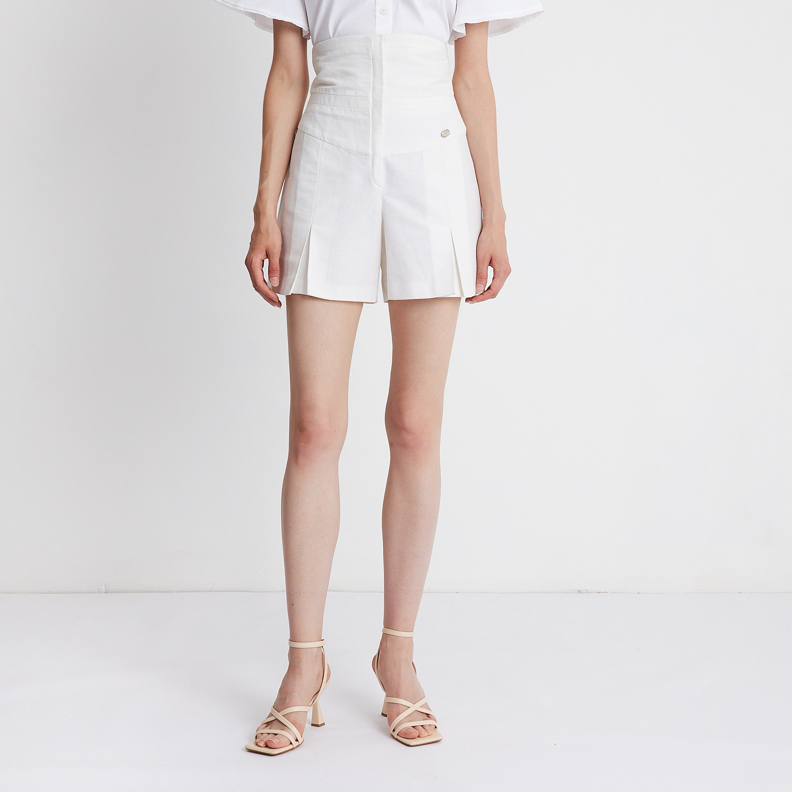 Шорты белого цвета Chanel - фото из каталога магазина брендовой одежды Second Friend Store Шорты Chanel - купить оригинал в секонд-хенде SFS - 1