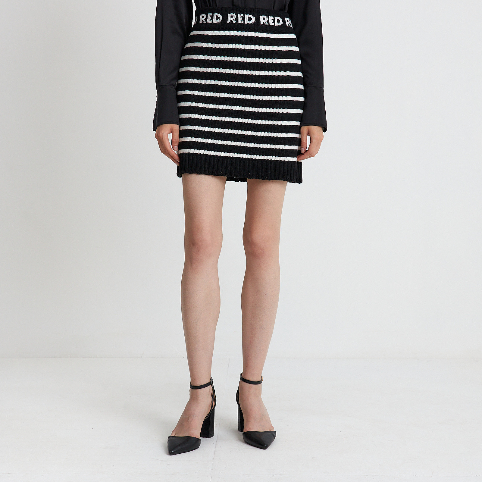 Юбка черного цвета Red Valentino - фото из каталога магазина брендовой одежды Second Friend Store Юбка Red Valentino - купить оригинал в секонд-хенде SFS - 1