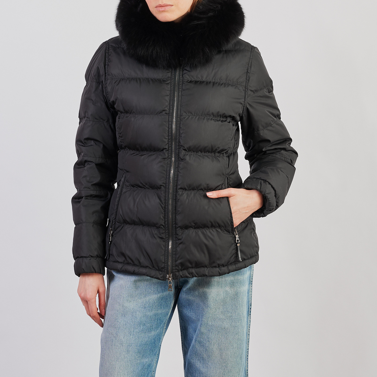 Пуховик черного цвета Prada - фото из каталога магазина брендовой одежды Second Friend Store Пуховик Prada - купить оригинал в секонд-хенде SFS - 1