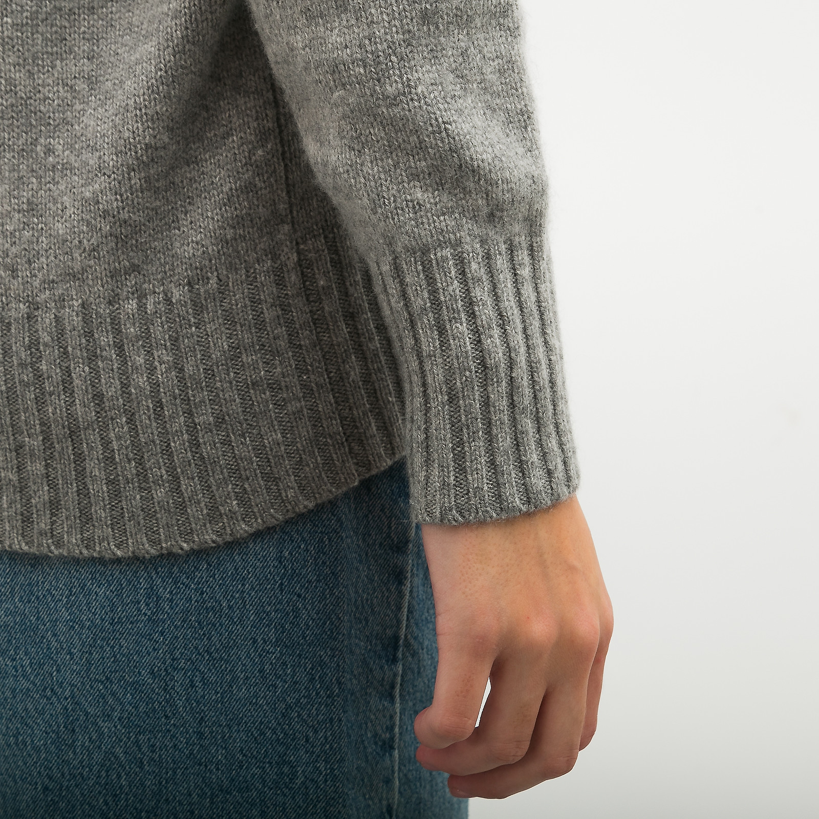 Свитер серого цвета Chloe - фото из каталога магазина брендовой одежды Second Friend Store Свитер Chloe - купить оригинал в секонд-хенде SFS - 5