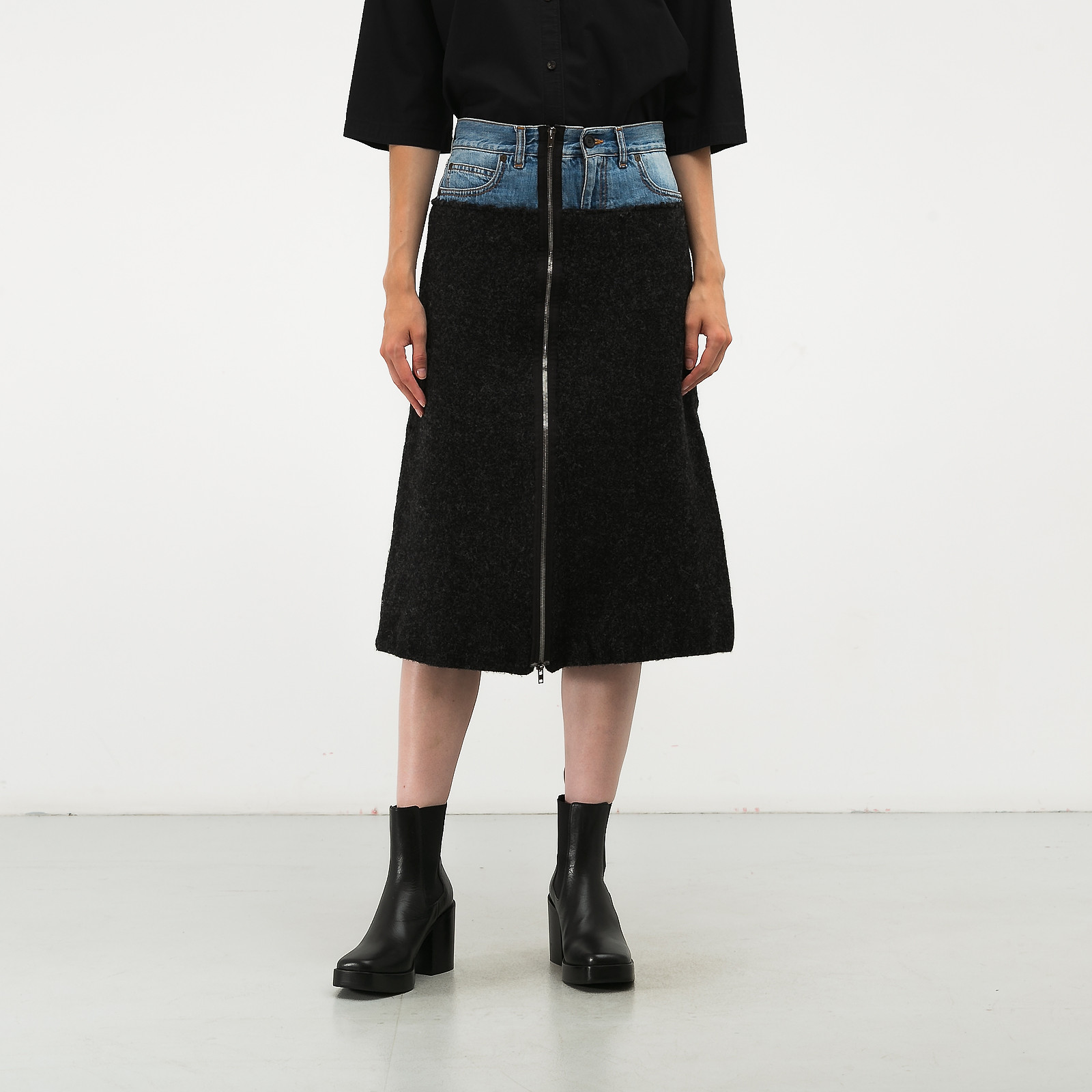 Юбка серого цвета Maison Margiela - фото из каталога магазина брендовой одежды Second Friend Store Юбка Maison Margiela - купить оригинал в секонд-хенде SFS - 1