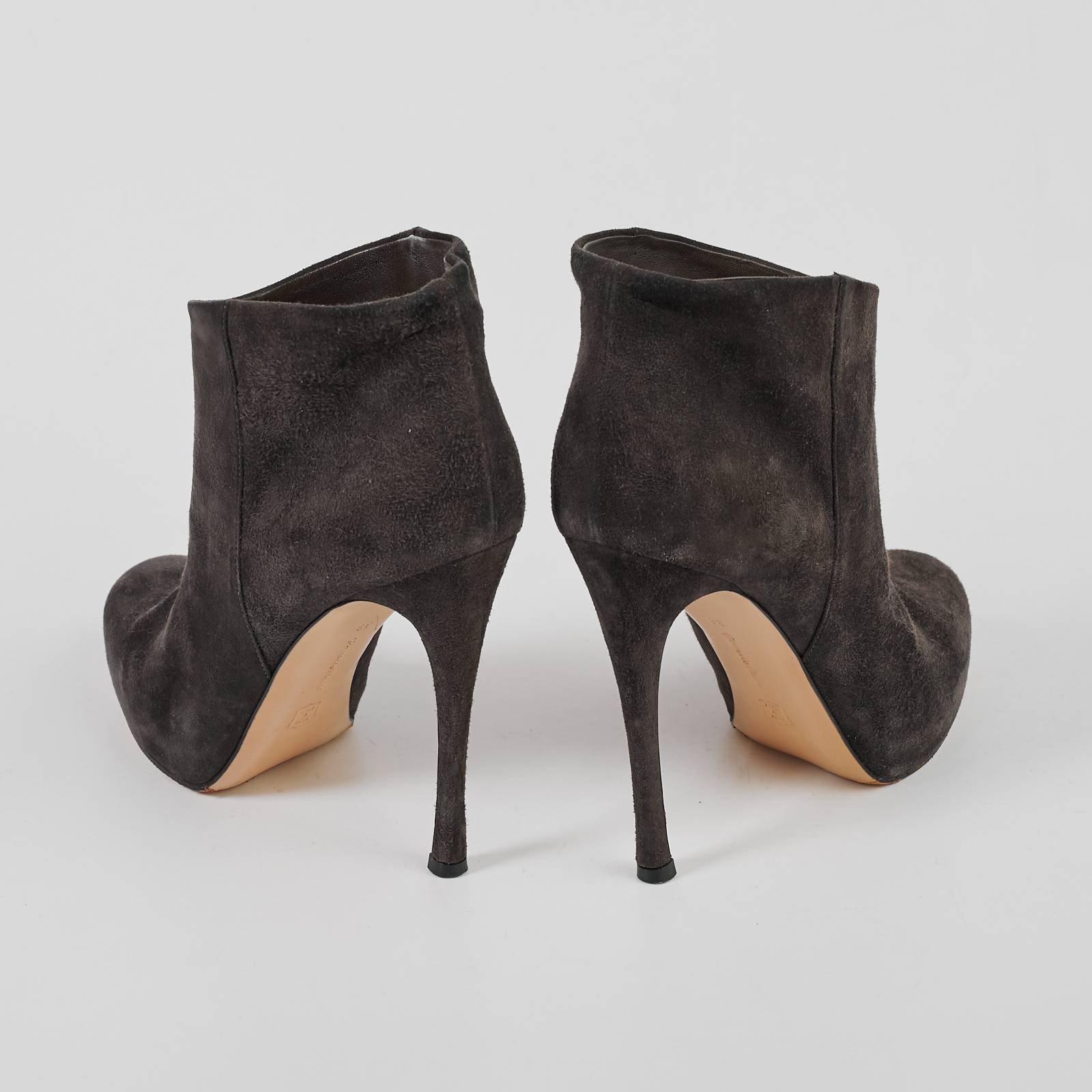 Ботильоны серого цвета Gianvito Rossi - фото из каталога магазина брендовой одежды Second Friend Store Ботильоны Gianvito Rossi - купить оригинал в секонд-хенде SFS - 3