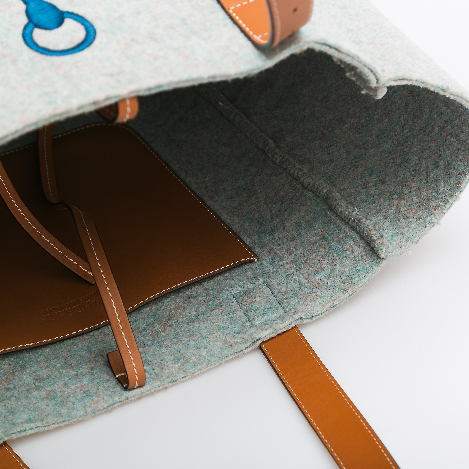 Сумка серого цвета JW Anderson - фото из каталога магазина брендовой одежды Second Friend Store Сумка JW Anderson - купить оригинал в секонд-хенде SFS - 5