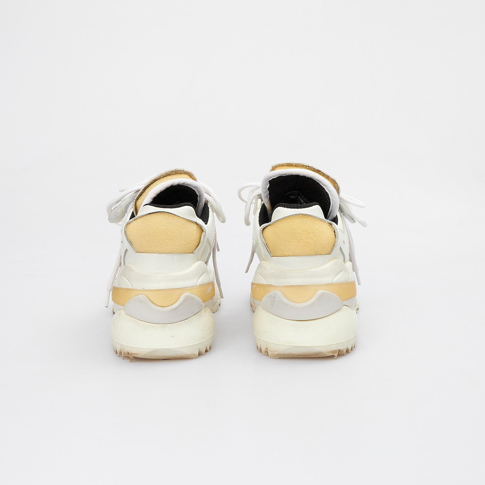 Кроссовки белого цвета Maison Margiela - фото из каталога магазина брендовой одежды Second Friend Store Кроссовки Maison Margiela - купить оригинал в секонд-хенде SFS - 3