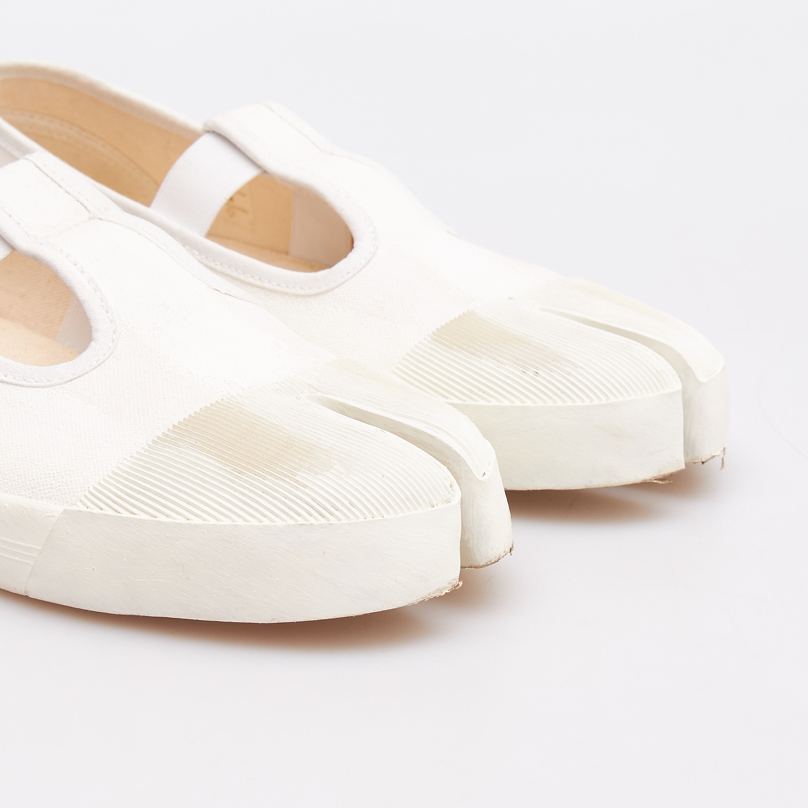 Кеды белого цвета Maison Margiela - фото из каталога магазина брендовой одежды Second Friend Store Кеды Maison Margiela - купить оригинал в секонд-хенде SFS - 4