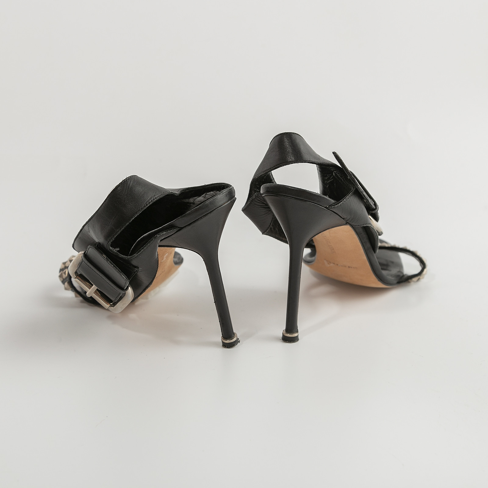 Босоножки черного цвета Manolo Blahnik - фото из каталога магазина брендовой одежды Second Friend Store Босоножки Manolo Blahnik - купить оригинал в секонд-хенде SFS - 3