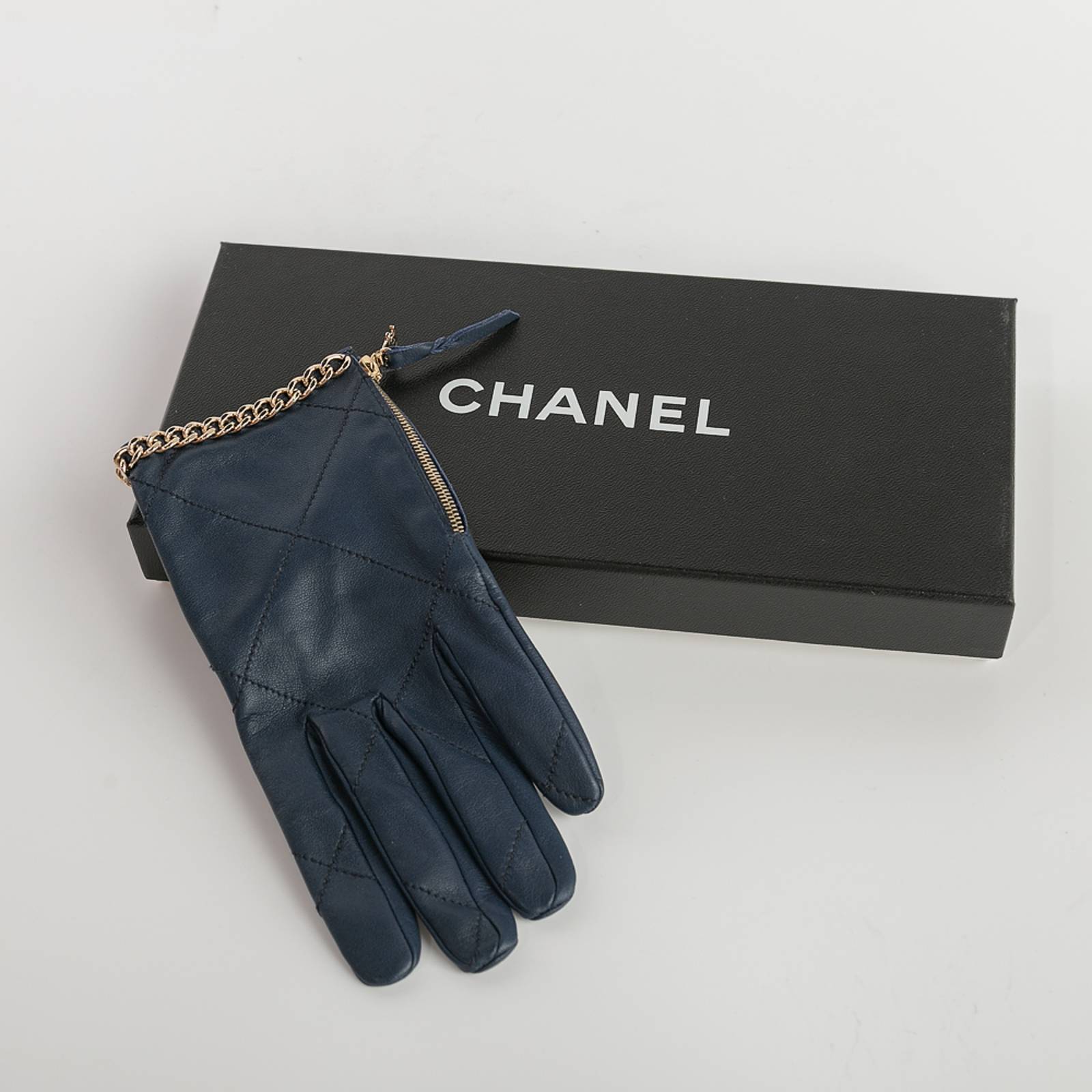 Перчатки Chanel - купить оригинал в секонд-хенде SFS