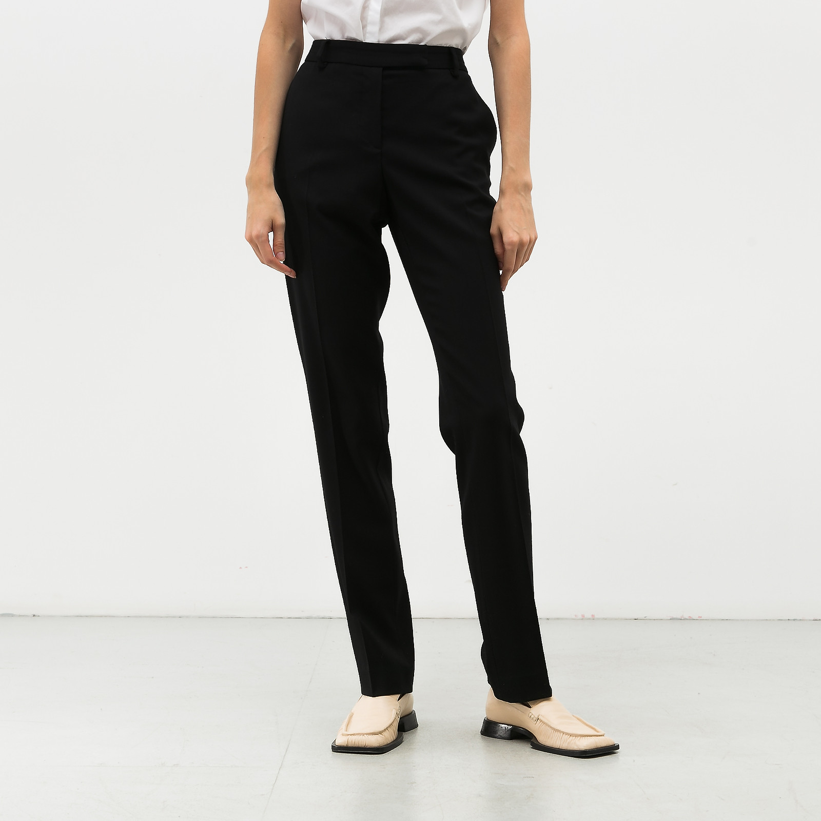 Брюки черного цвета Valentino - фото из каталога магазина брендовой одежды Second Friend Store Брюки Valentino - купить оригинал в секонд-хенде SFS - 1