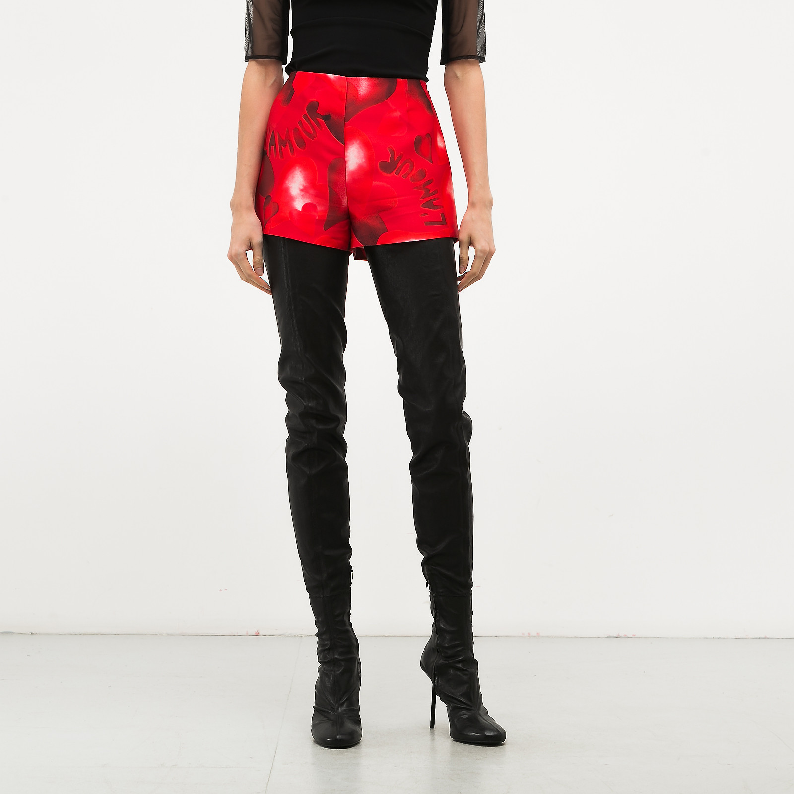 Шорты красного цвета Valentino - фото из каталога магазина брендовой одежды Second Friend Store Шорты Valentino - купить оригинал в секонд-хенде SFS - 1