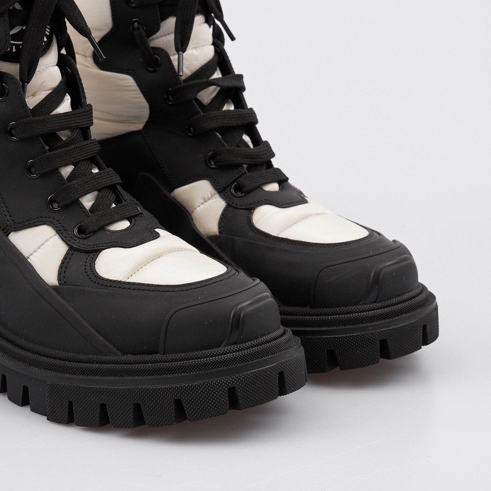 Ботинки белого цвета Dolce&Gabbana - фото из каталога магазина брендовой одежды Second Friend Store Ботинки Dolce&Gabbana - купить оригинал в секонд-хенде SFS - 4