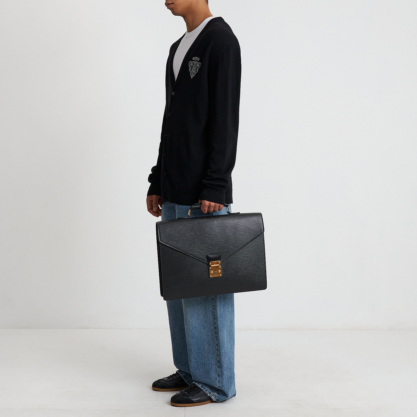 Портфель черного цвета Louis Vuitton - фото из каталога магазина брендовой одежды Second Friend Store Портфель Louis Vuitton - купить оригинал в секонд-хенде SFS - 2