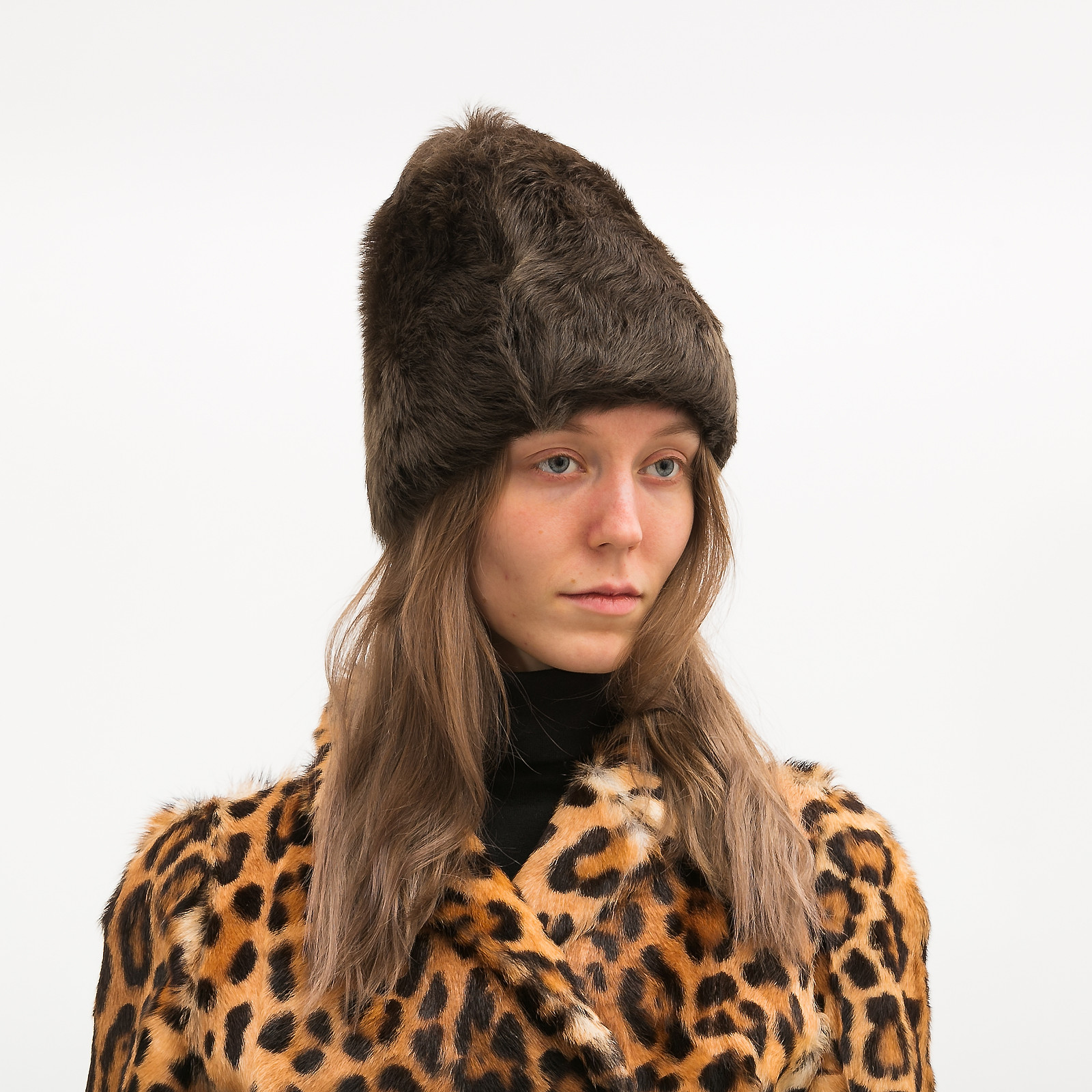 Меховая шапка коричневого цвета Loro Piana - фото из каталога магазина брендовой одежды Second Friend Store Меховая шапка Loro Piana - купить оригинал в секонд-хенде SFS - 2