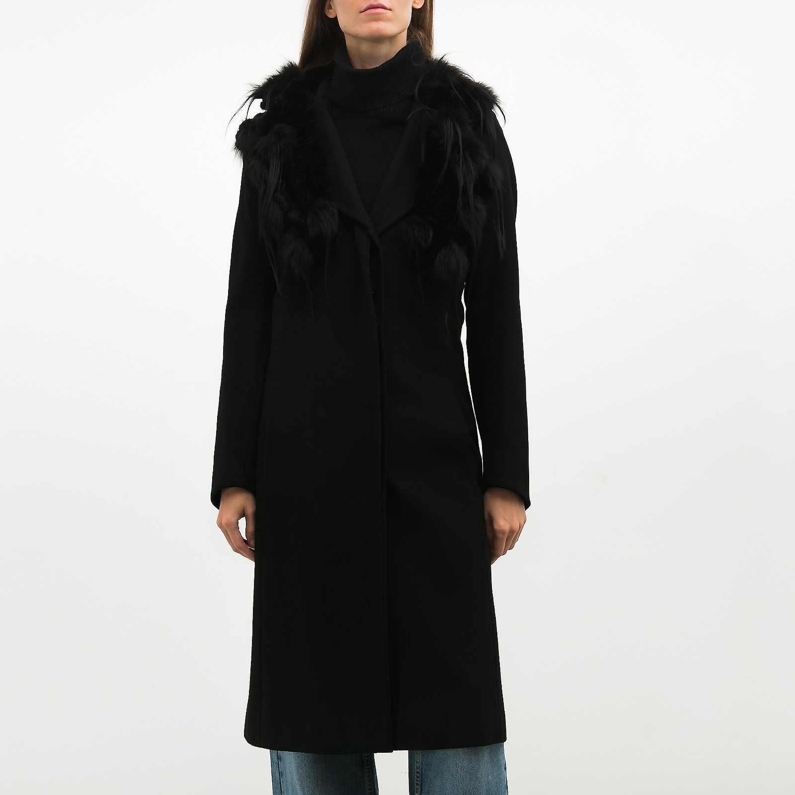 Пальто черного цвета Fendi - фото из каталога магазина брендовой одежды Second Friend Store Пальто Fendi - купить оригинал в секонд-хенде SFS - 1