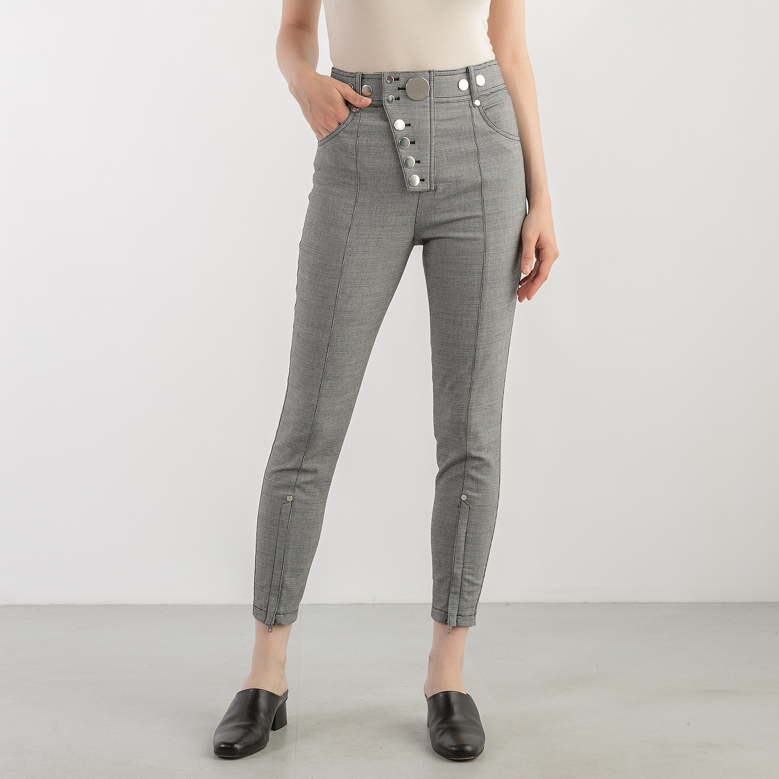 Брюки серого цвета Alexander Wang - фото из каталога магазина брендовой одежды Second Friend Store Брюки Alexander Wang - купить оригинал в секонд-хенде SFS - 1