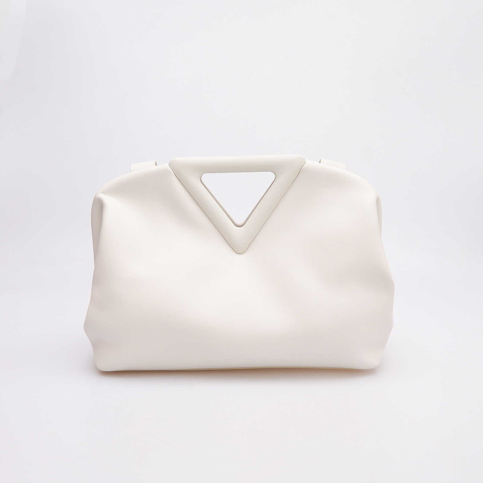 Сумка белого цвета Bottega Veneta - фото из каталога магазина брендовой одежды Second Friend Store Сумка Bottega Veneta - купить оригинал в секонд-хенде SFS - 4