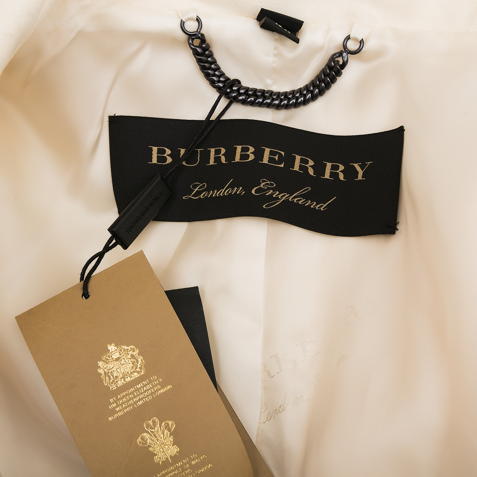 Пальто белого цвета Burberry - фото из каталога магазина брендовой одежды Second Friend Store Пальто Burberry - купить оригинал в секонд-хенде SFS - 4