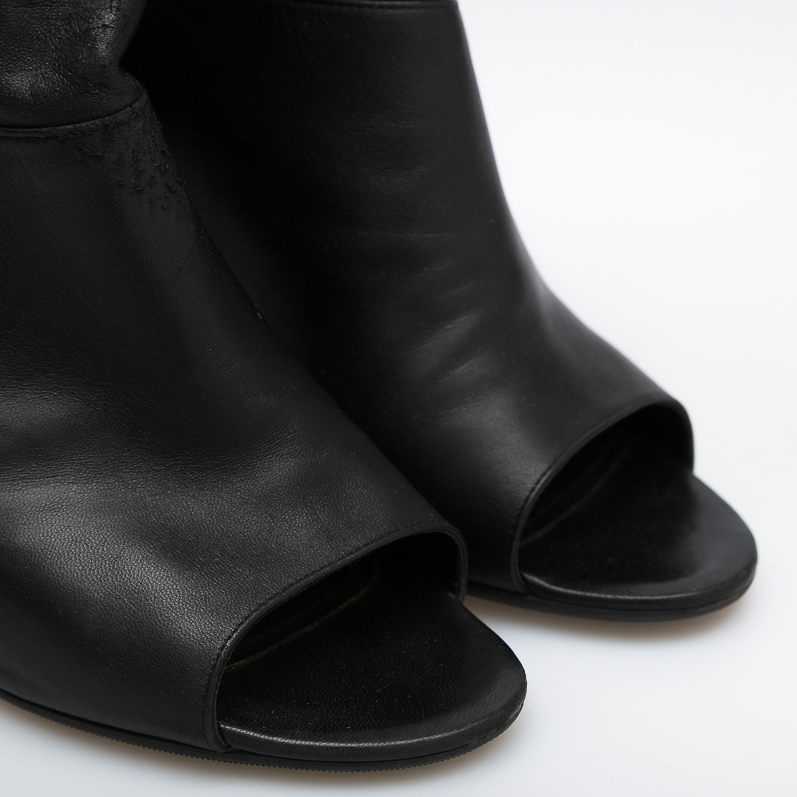 Ботильоны черного цвета Chanel - фото из каталога магазина брендовой одежды Second Friend Store Ботильоны Chanel - купить оригинал в секонд-хенде SFS - 4