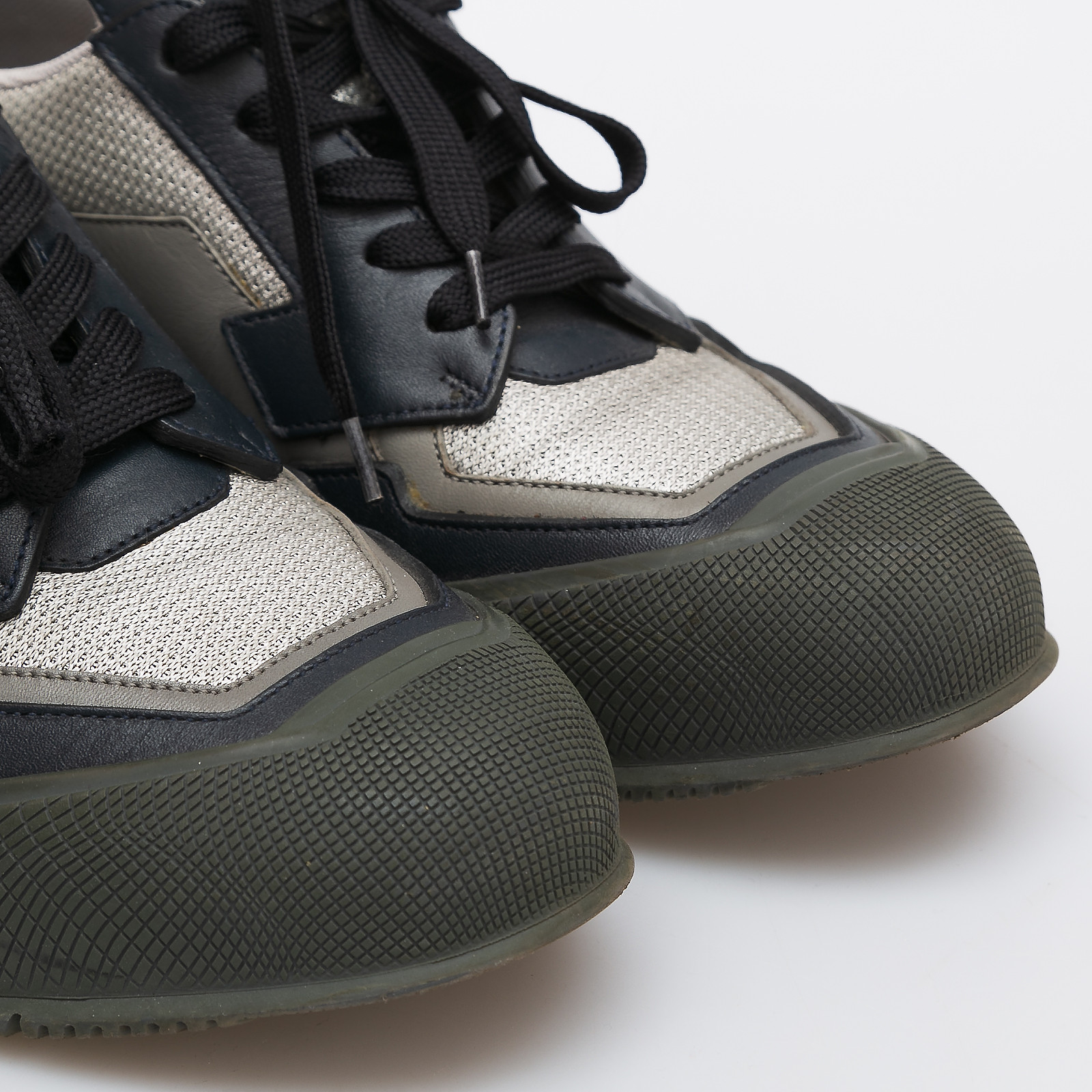 Кроссовки серого цвета Prada - фото из каталога магазина брендовой одежды Second Friend Store Кроссовки Prada - купить оригинал в секонд-хенде SFS - 4