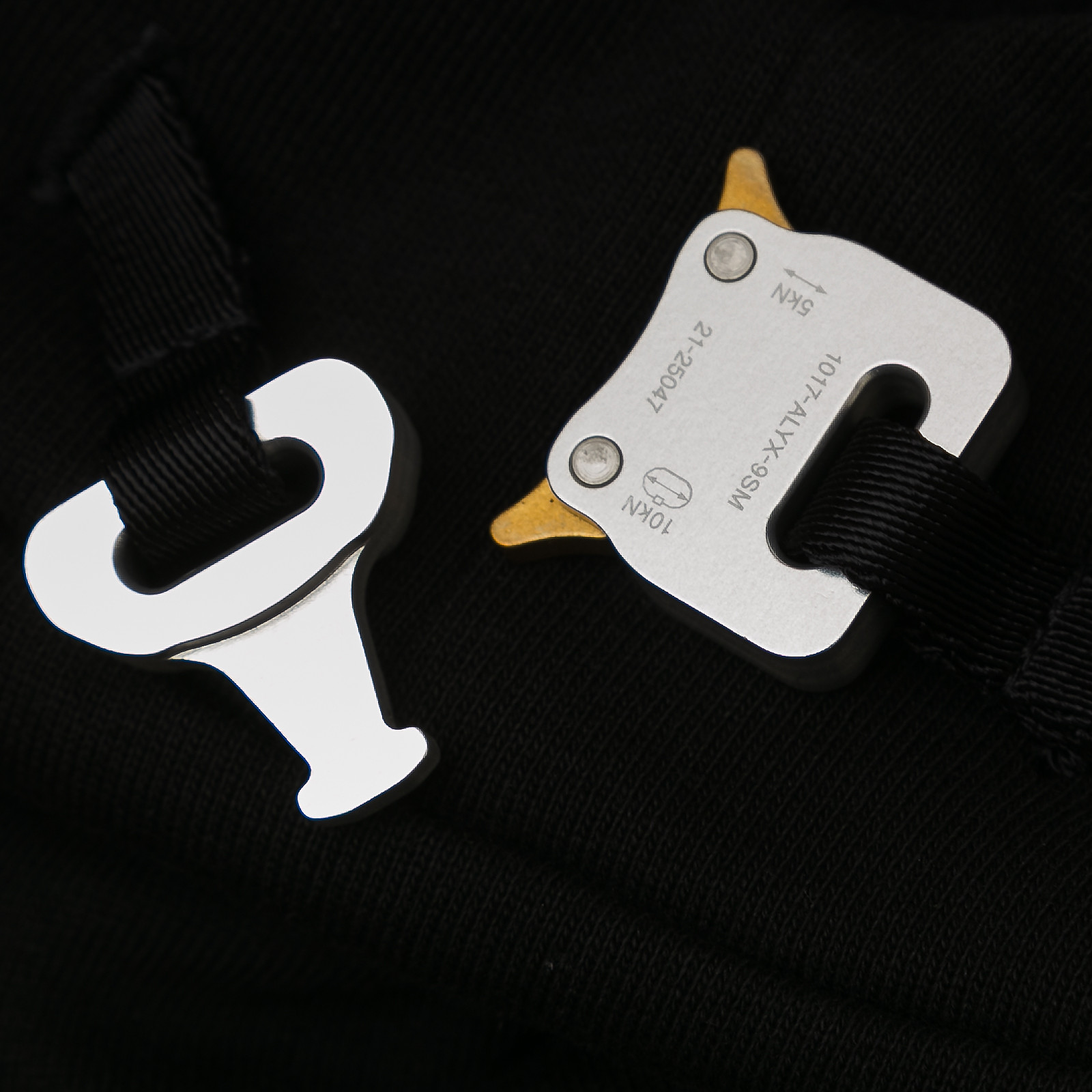 Худи  черного цвета 1017 ALYX 9SM - фото из каталога магазина брендовой одежды Second Friend Store Худи 1017 ALYX 9SM - купить оригинал в секонд-хенде SFS - 4