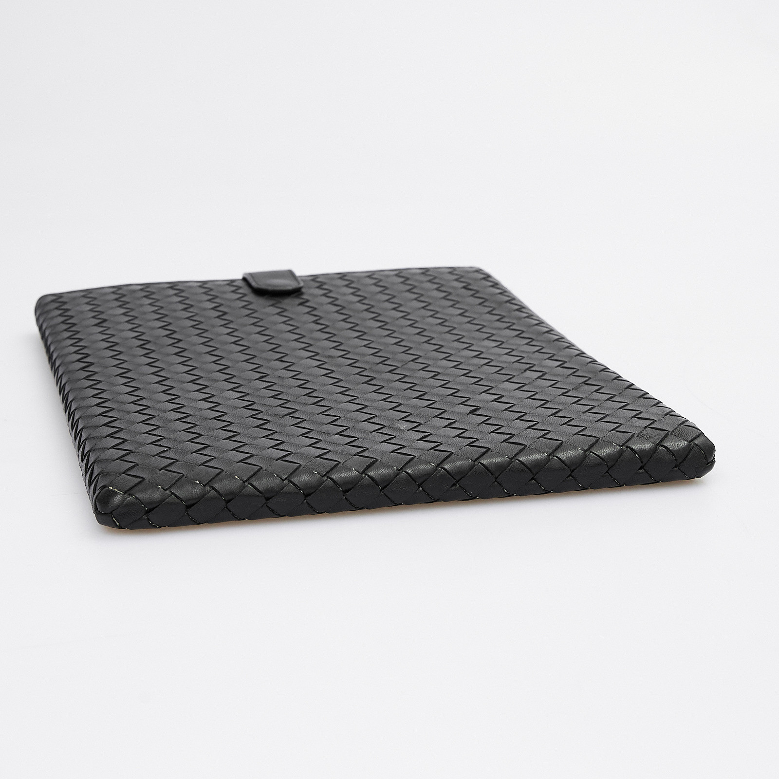 Чехол черного цвета Bottega Veneta - фото из каталога магазина брендовой одежды Second Friend Store Чехол Bottega Veneta - купить оригинал в секонд-хенде SFS - 4