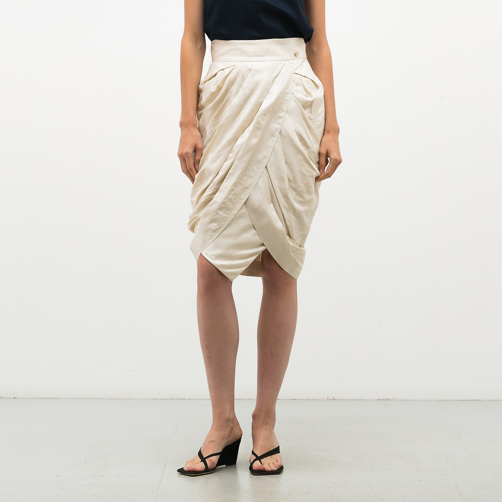 Юбка бежевого цвета Chanel - фото из каталога магазина брендовой одежды Second Friend Store Юбка Chanel - купить оригинал в секонд-хенде SFS - 1