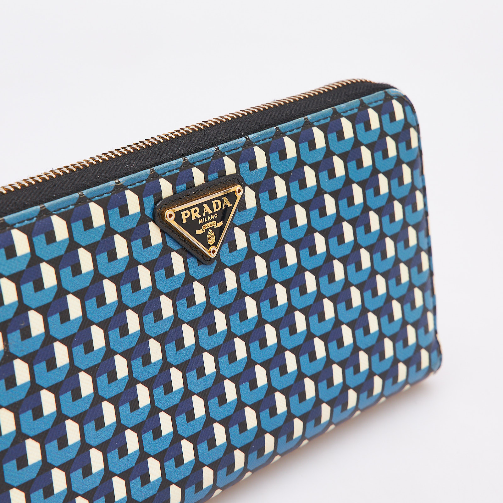 Кошелек синего цвета Prada - фото из каталога магазина брендовой одежды Second Friend Store Кошелек Prada - купить оригинал в секонд-хенде SFS - 4