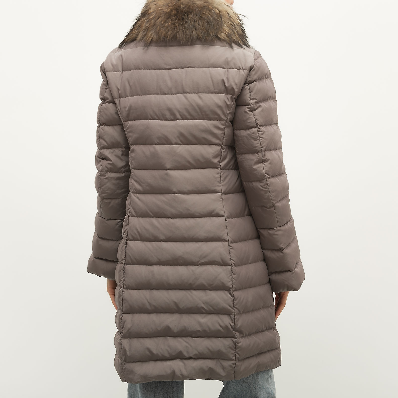 Пуховик серого цвета Moncler - фото из каталога магазина брендовой одежды Second Friend Store Пуховик Moncler - купить оригинал в секонд-хенде SFS - 3