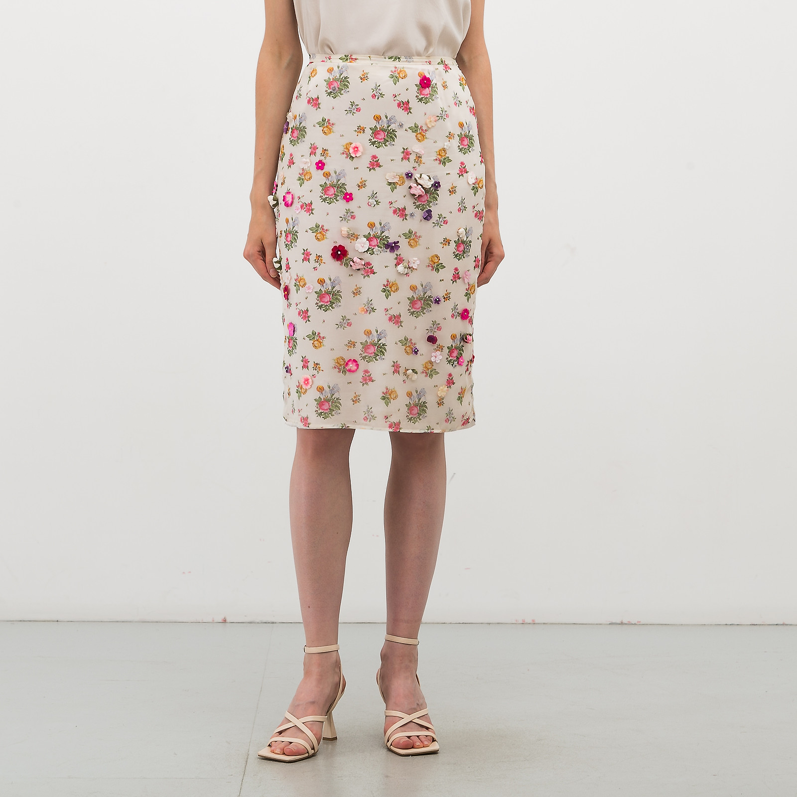 Юбка белого цвета Dolce&Gabbana - фото из каталога магазина брендовой одежды Second Friend Store Юбка Dolce&Gabbana - купить оригинал в секонд-хенде SFS - 1