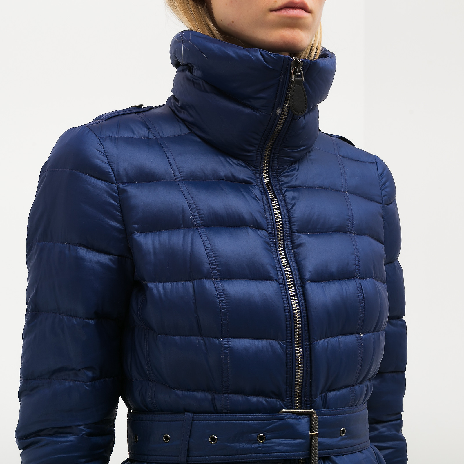 Пуховик синего цвета Burberry Brit - фото из каталога магазина брендовой одежды Second Friend Store Пуховик Burberry Brit - купить оригинал в секонд-хенде SFS - 4