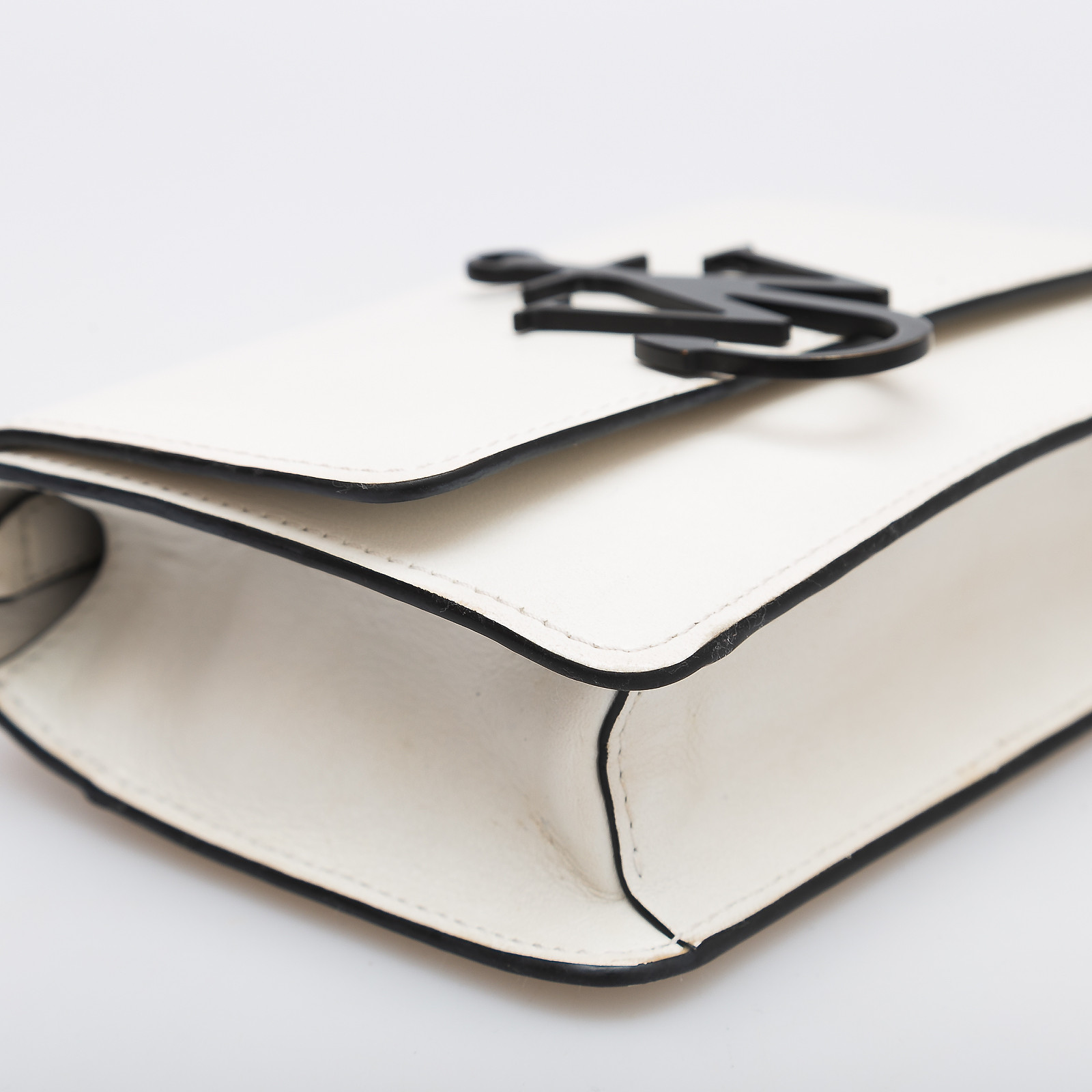 Сумка белого цвета JW Anderson - фото из каталога магазина брендовой одежды Second Friend Store Сумка JW Anderson - купить оригинал в секонд-хенде SFS - 6