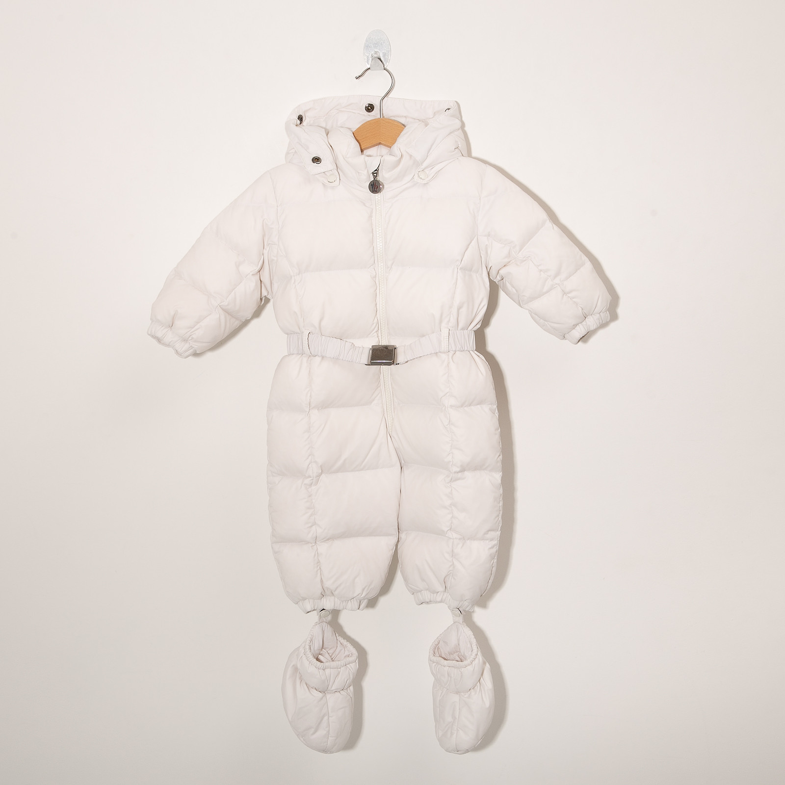 Комбинезон белого цвета Moncler - фото из каталога магазина брендовой одежды Second Friend Store Комбинезон Moncler - купить оригинал в секонд-хенде SFS - 1