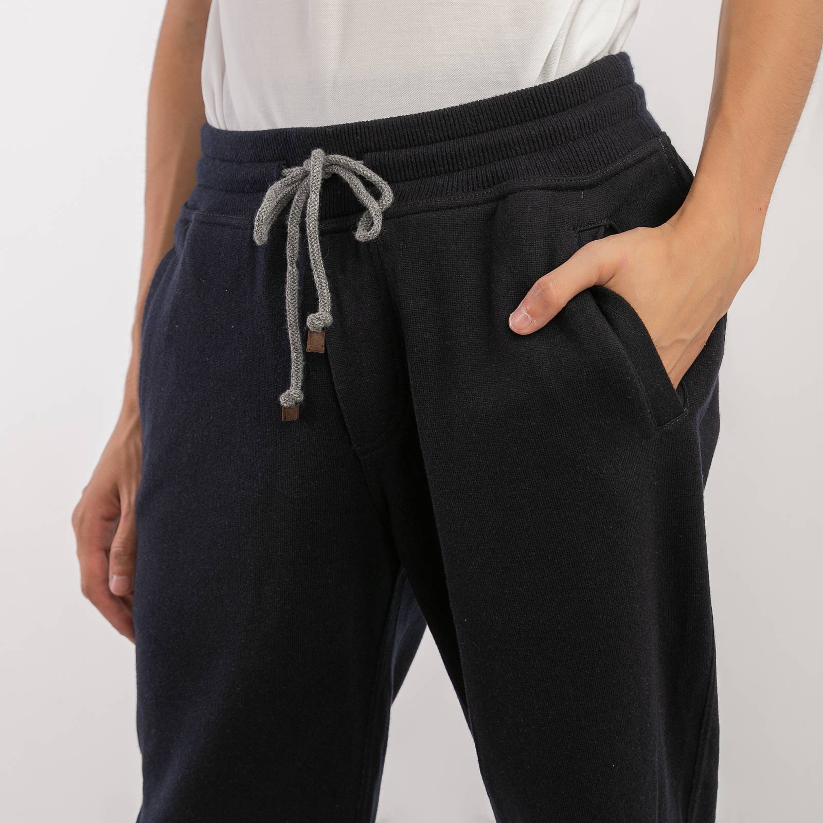 Брюки синего цвета Brunello Cucinelli - фото из каталога магазина брендовой одежды Second Friend Store Брюки Brunello Cucinelli - купить оригинал в секонд-хенде SFS - 4