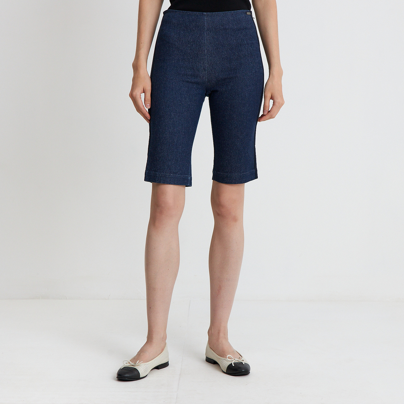 Шорты синего цвета Chanel - фото из каталога магазина брендовой одежды Second Friend Store Шорты Chanel - купить оригинал в секонд-хенде SFS - 1