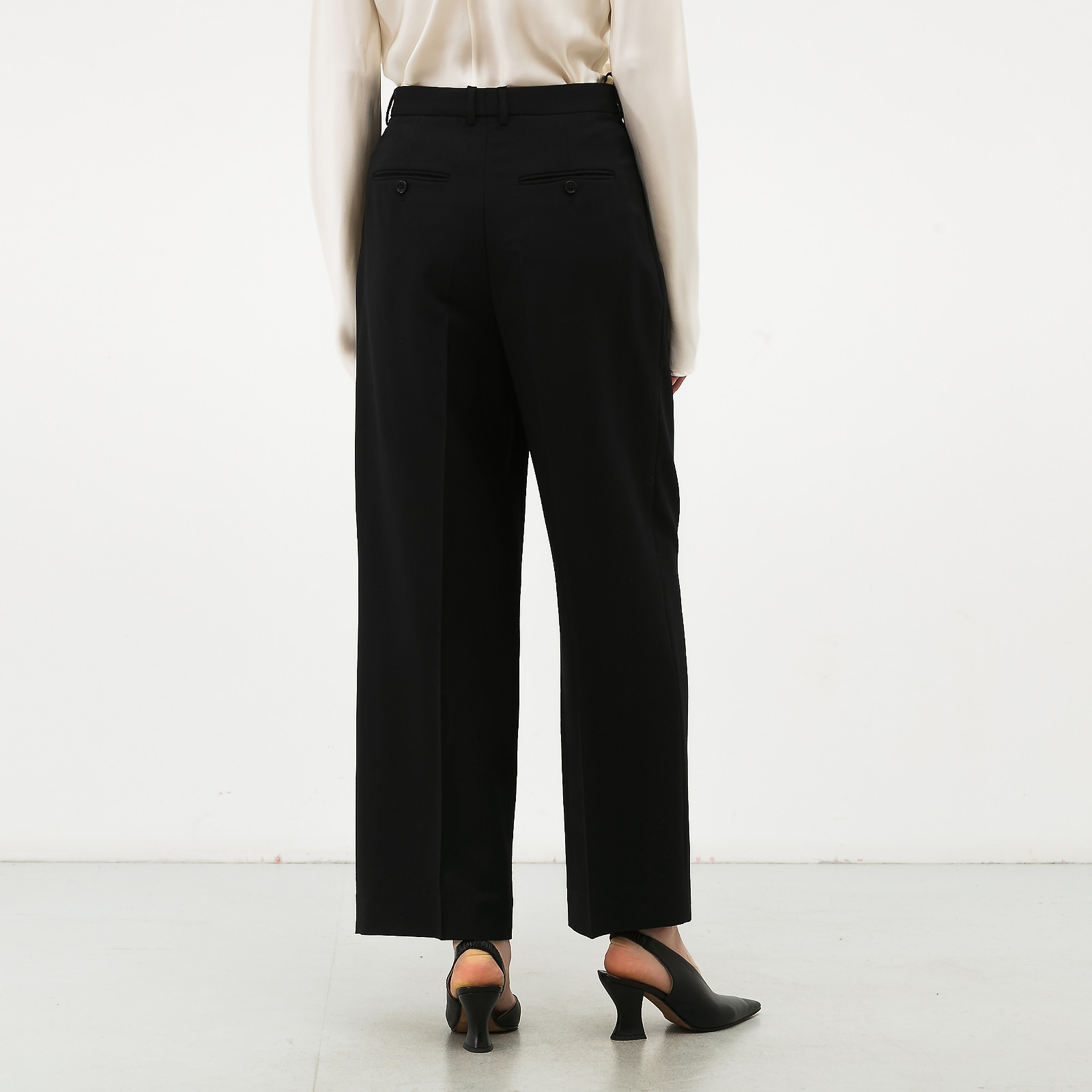 Брюки черного цвета Celine - фото из каталога магазина брендовой одежды Second Friend Store Брюки Celine - купить оригинал в секонд-хенде SFS - 2