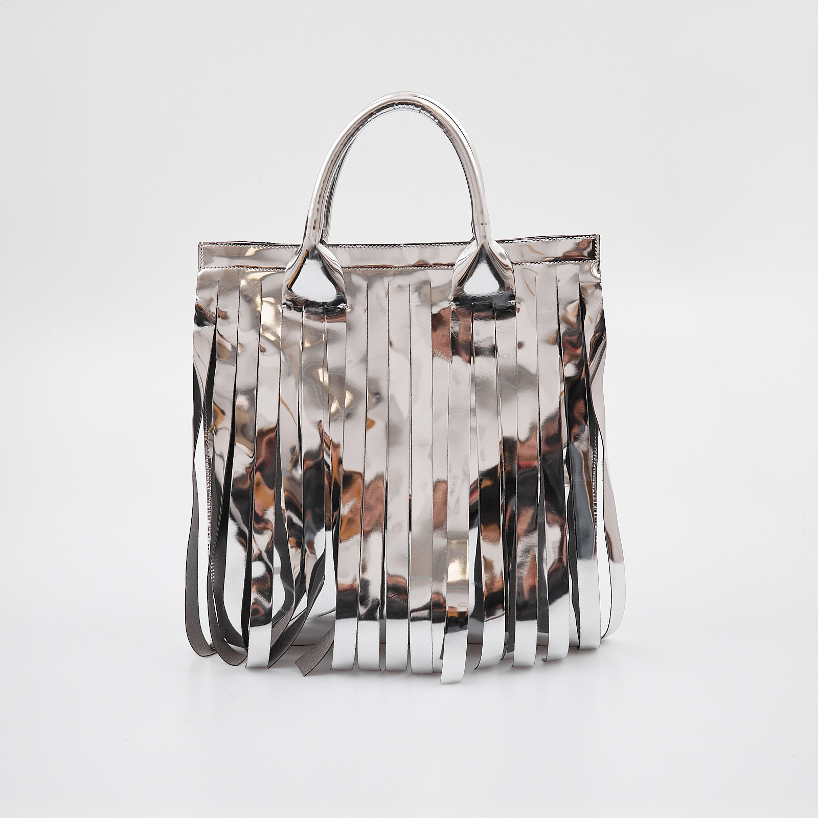 Сумка серебряного цвета MM6 Maison Margiela - фото из каталога магазина брендовой одежды Second Friend Store Сумка MM6 Maison Margiela - купить оригинал в секонд-хенде SFS - 1