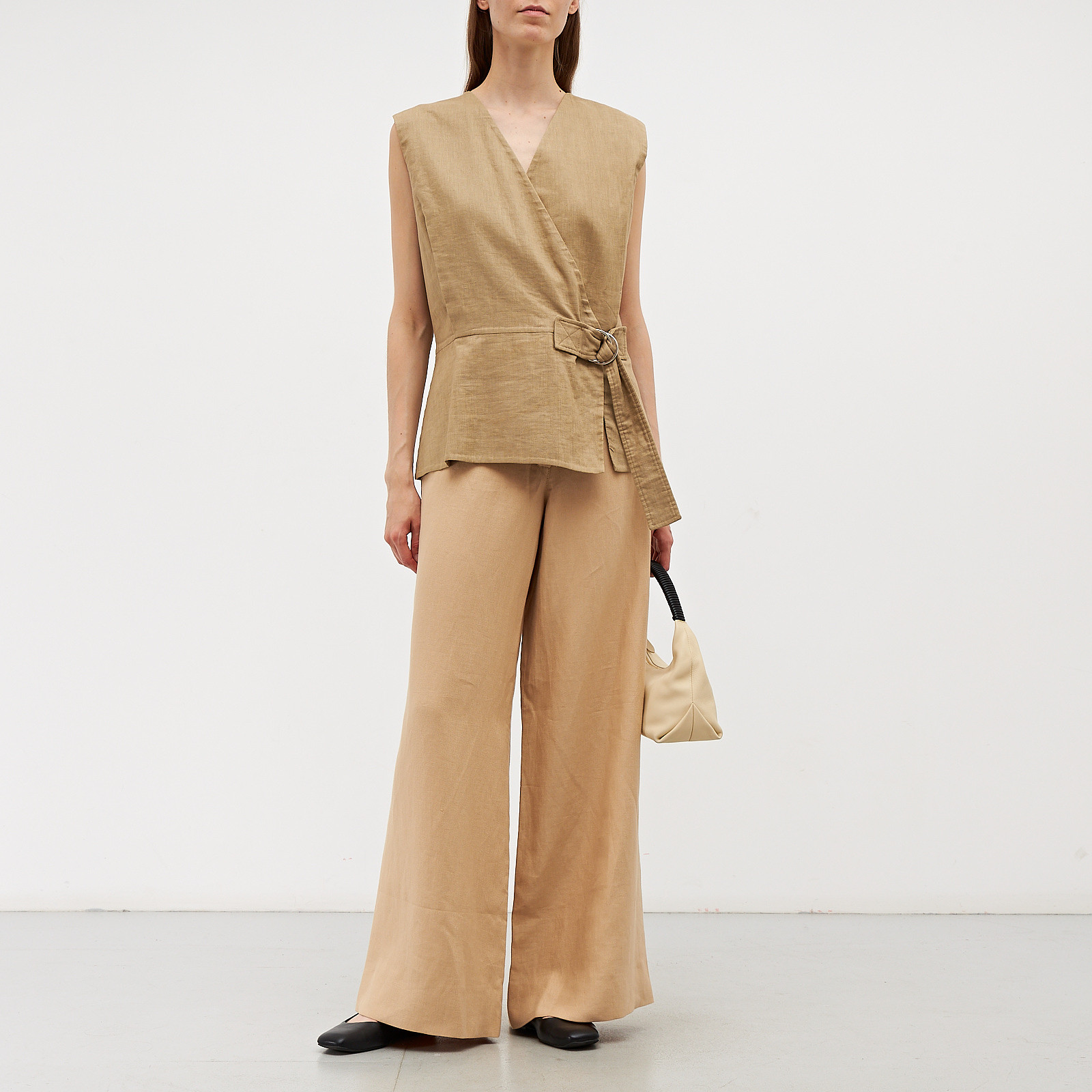 Жилет бежевого цвета Celine - фото из каталога магазина брендовой одежды Second Friend Store Жилет Celine - купить оригинал в секонд-хенде SFS - 2