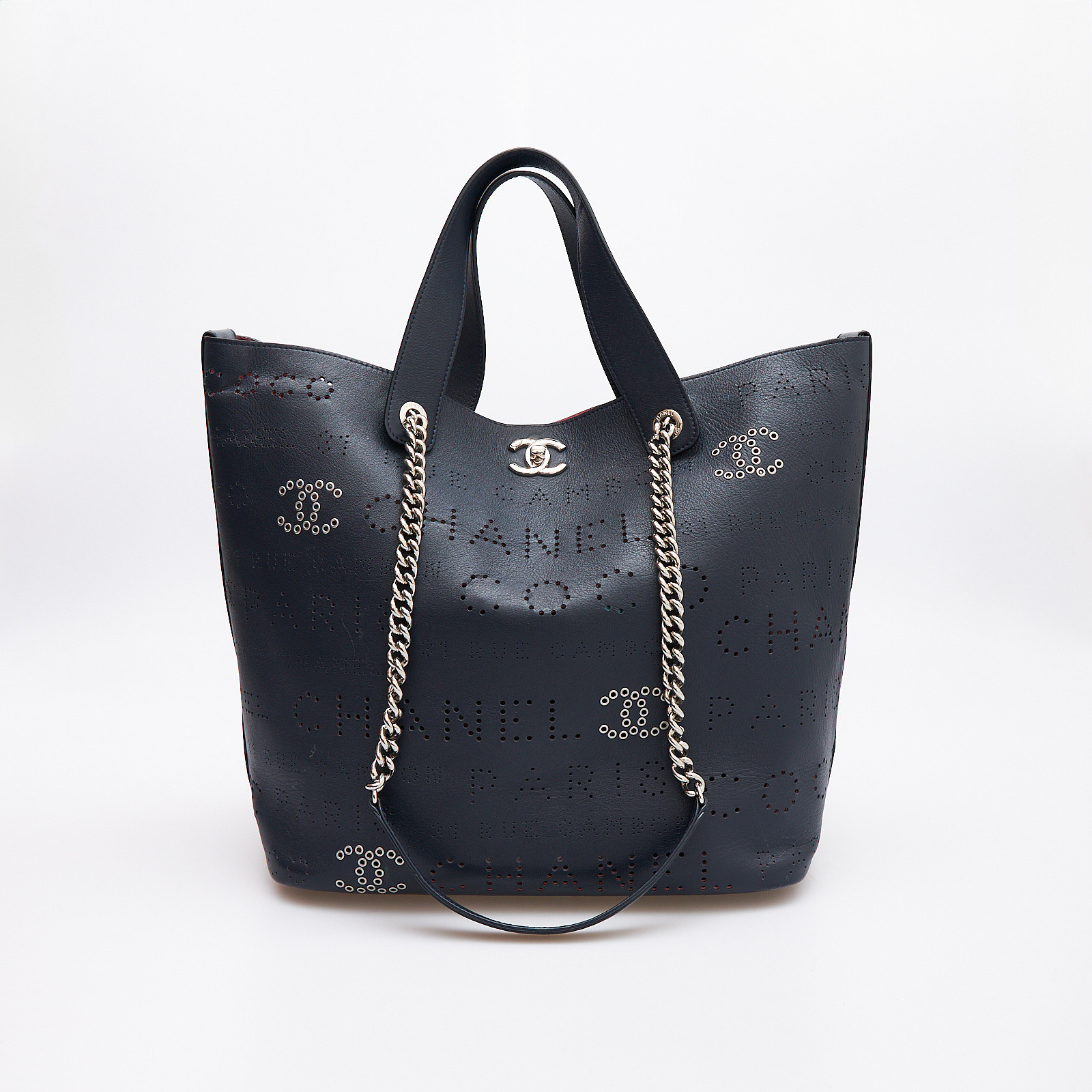 Сумка синего цвета Chanel - фото из каталога магазина брендовой одежды Second Friend Store Сумка Chanel - купить оригинал в секонд-хенде SFS - 1