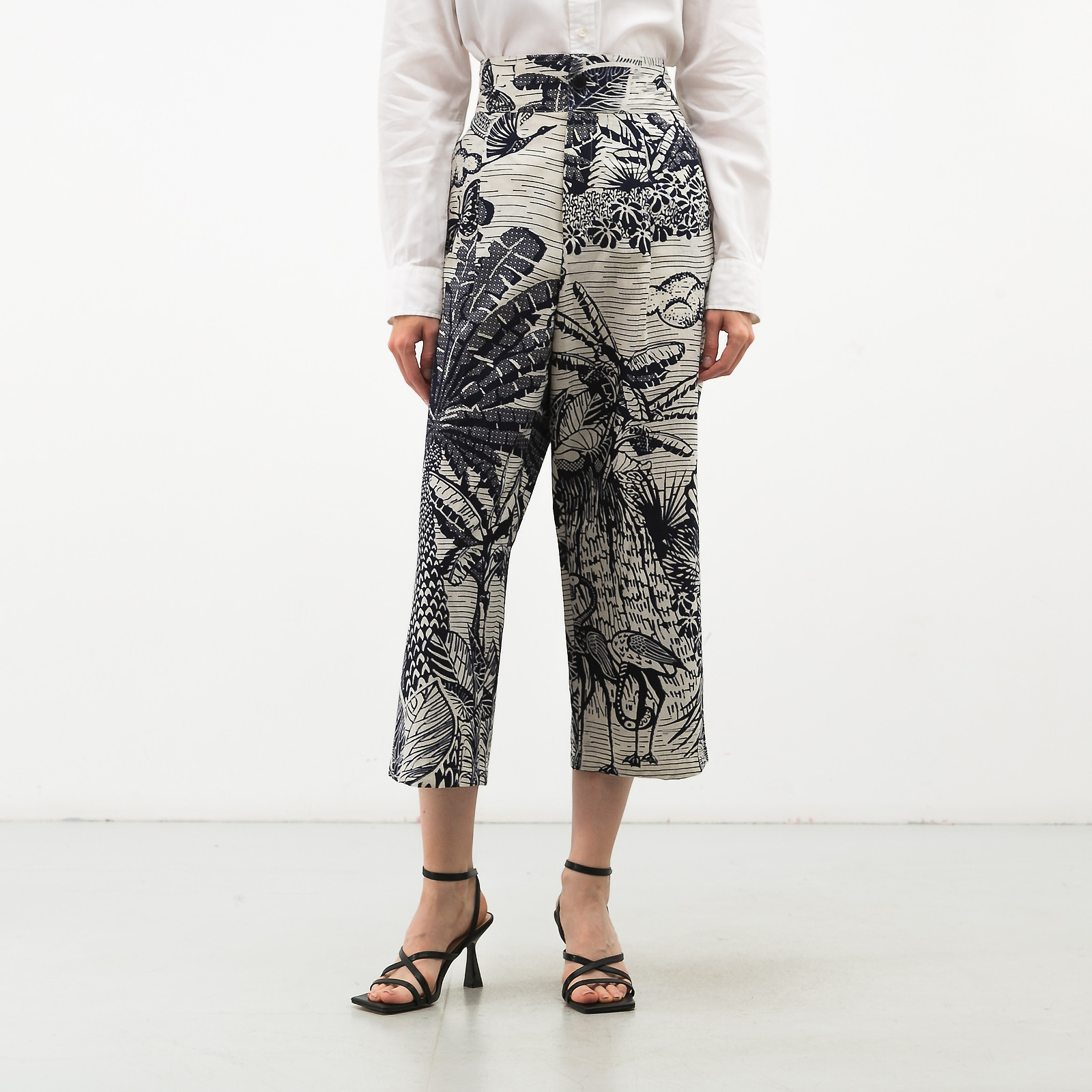 Брюки белого цвета Christian Dior - фото из каталога магазина брендовой одежды Second Friend Store Брюки Christian Dior - купить оригинал в секонд-хенде SFS - 1