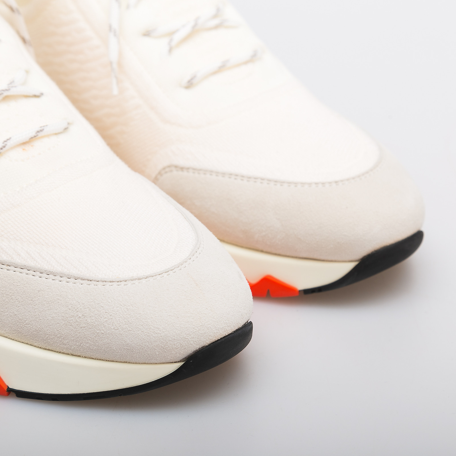 Кроссовки белого цвета Hermes - фото из каталога магазина брендовой одежды Second Friend Store Кроссовки Hermes - купить оригинал в секонд-хенде SFS - 4