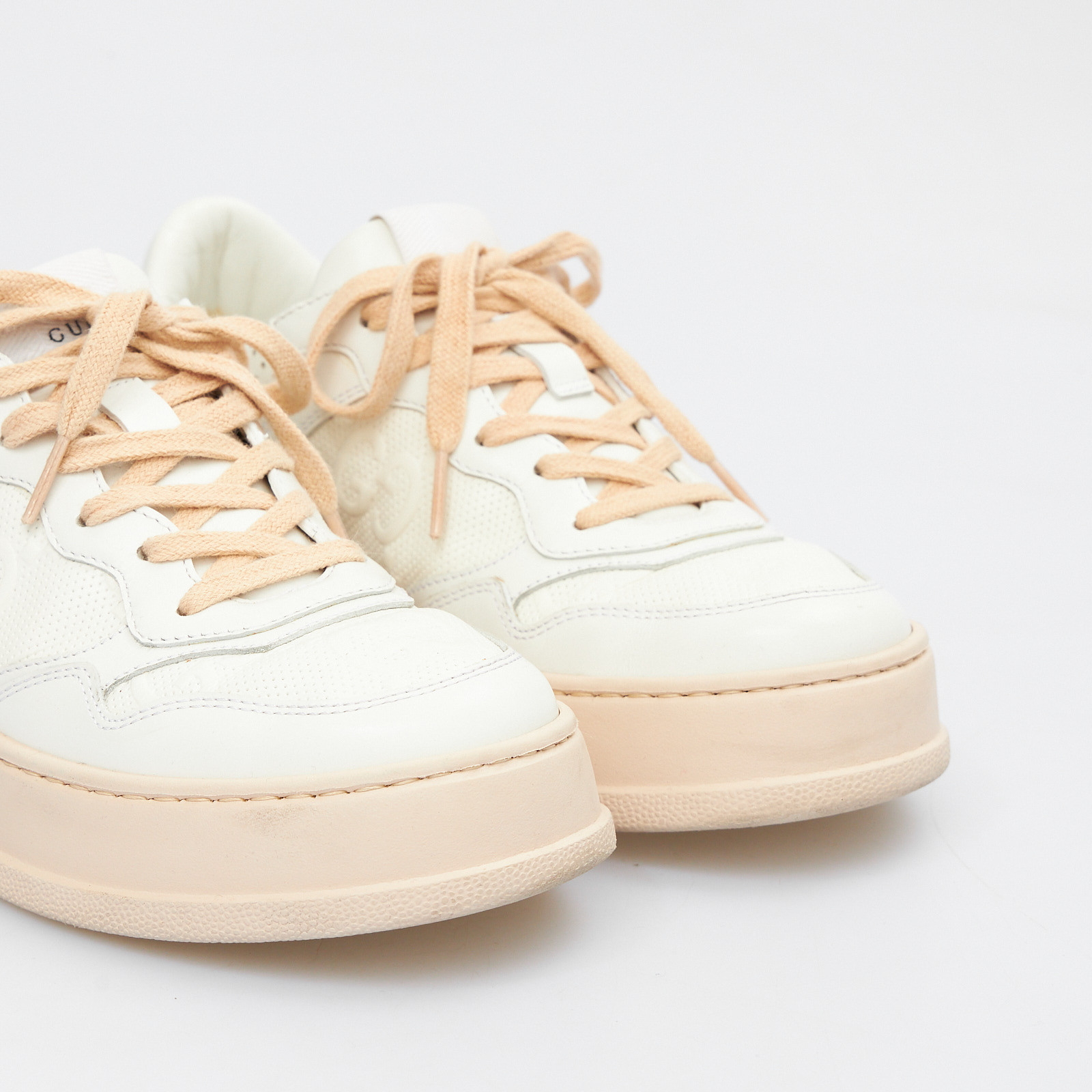 Кроссовки белого цвета Gucci - фото из каталога магазина брендовой одежды Second Friend Store Кроссовки Gucci - купить оригинал в секонд-хенде SFS - 4