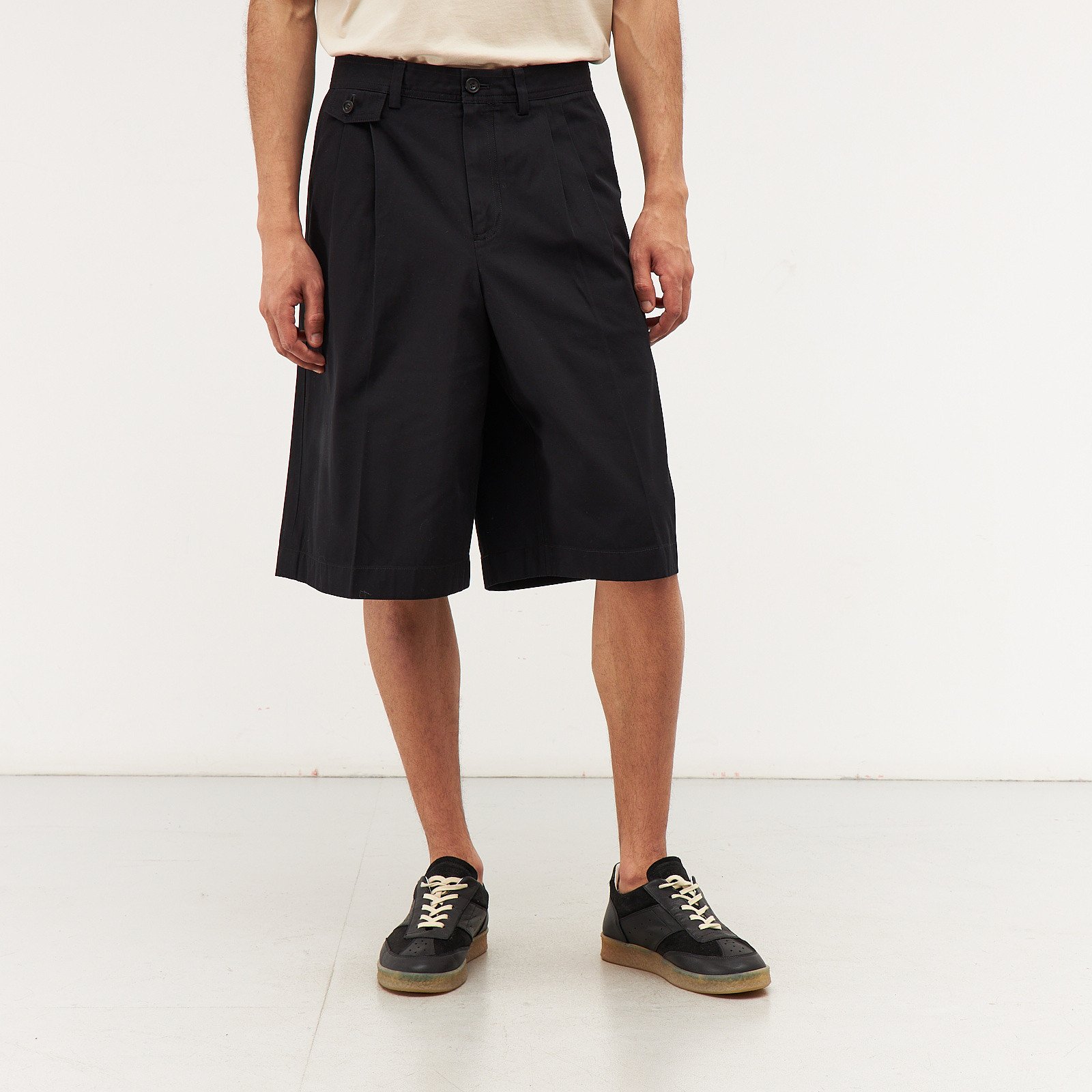 Шорты черного цвета Burberry - фото из каталога магазина брендовой одежды Second Friend Store Шорты Burberry - купить оригинал в секонд-хенде SFS - 1