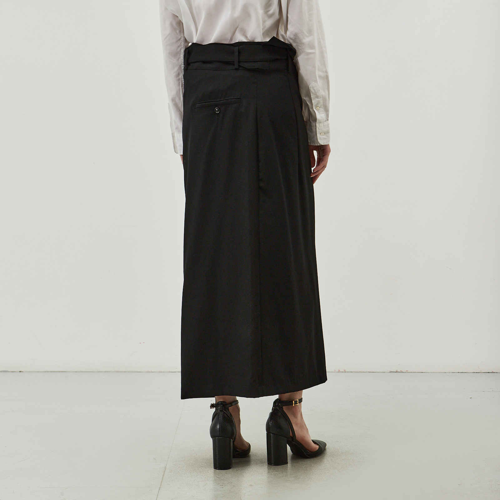 Юбка черного цвета Yohji Yamamoto - фото из каталога магазина брендовой одежды Second Friend Store Юбка Yohji Yamamoto - купить оригинал в секонд-хенде SFS - 3