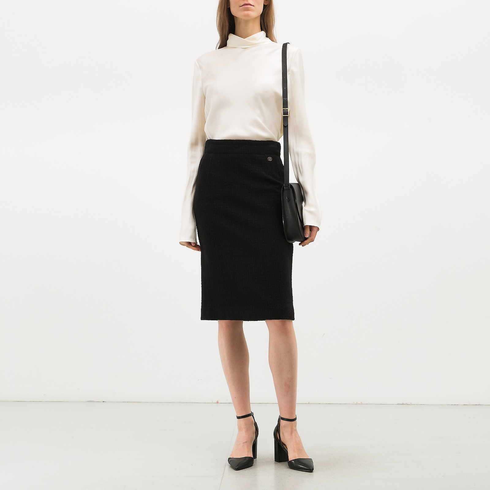 Юбка черного цвета Chanel - фото из каталога магазина брендовой одежды Second Friend Store Юбка Chanel - купить оригинал в секонд-хенде SFS - 2