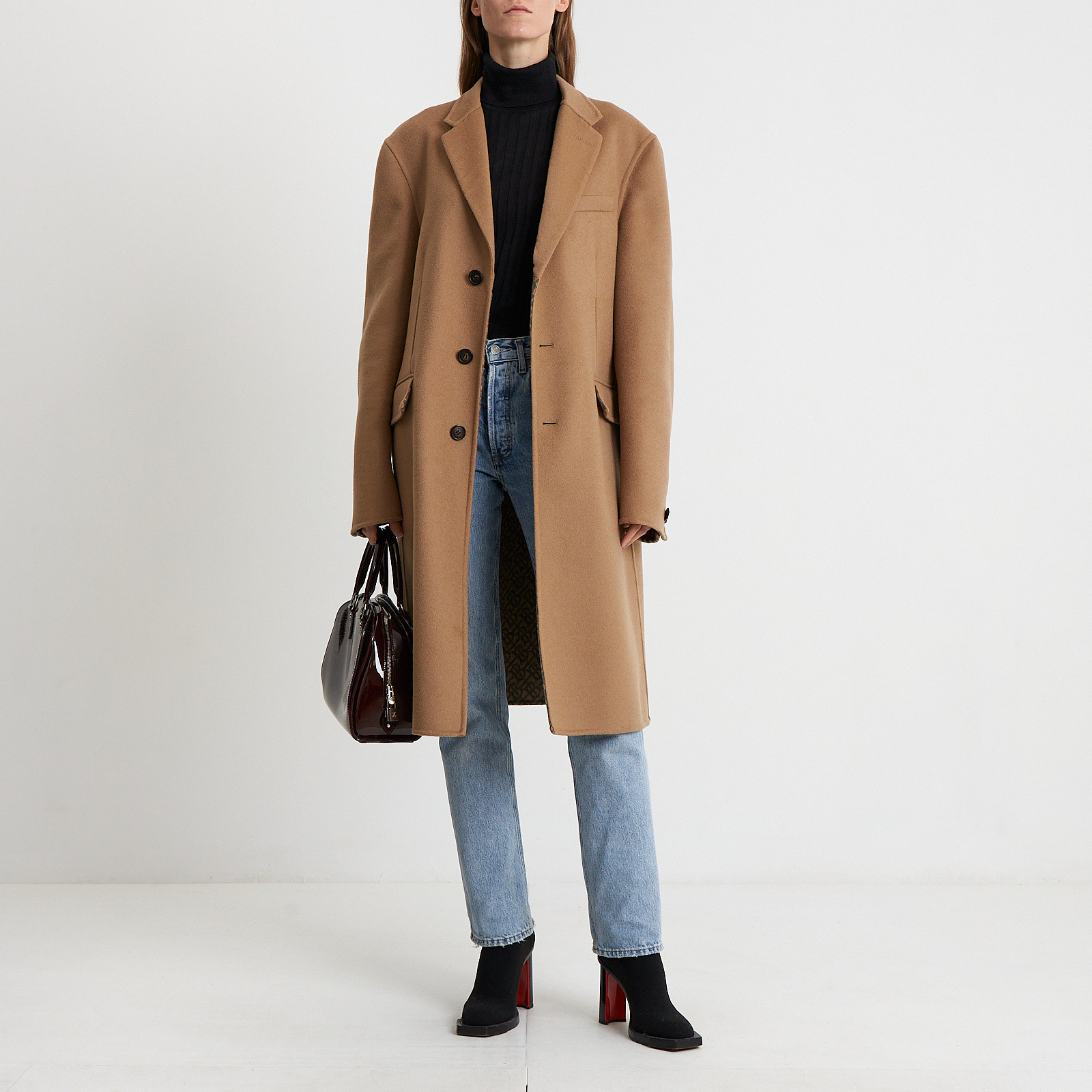 Пальто бежевого цвета Burberry - фото из каталога магазина брендовой одежды Second Friend Store Пальто Burberry - купить оригинал в секонд-хенде SFS - 2