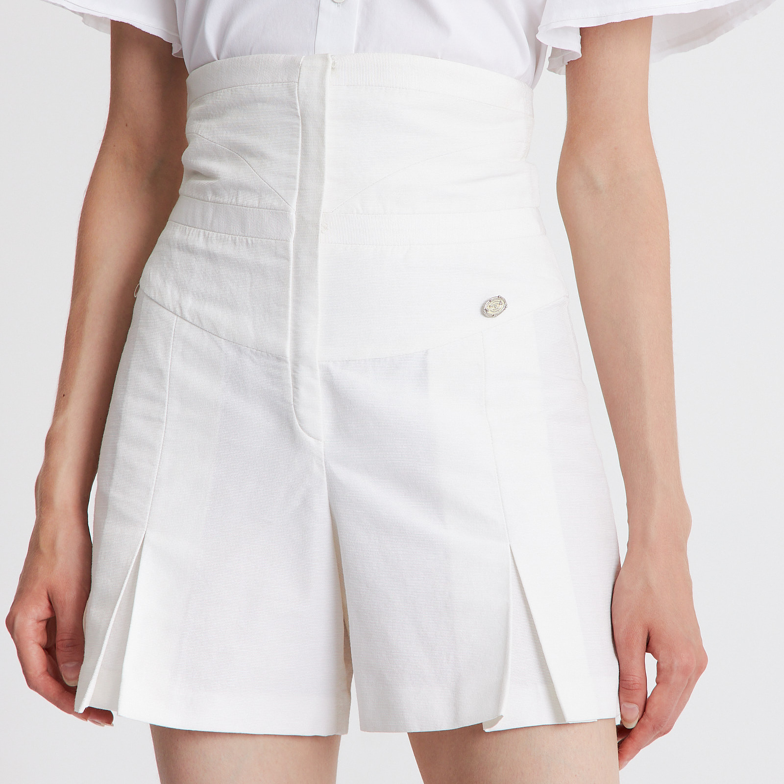 Шорты белого цвета Chanel - фото из каталога магазина брендовой одежды Second Friend Store Шорты Chanel - купить оригинал в секонд-хенде SFS - 4